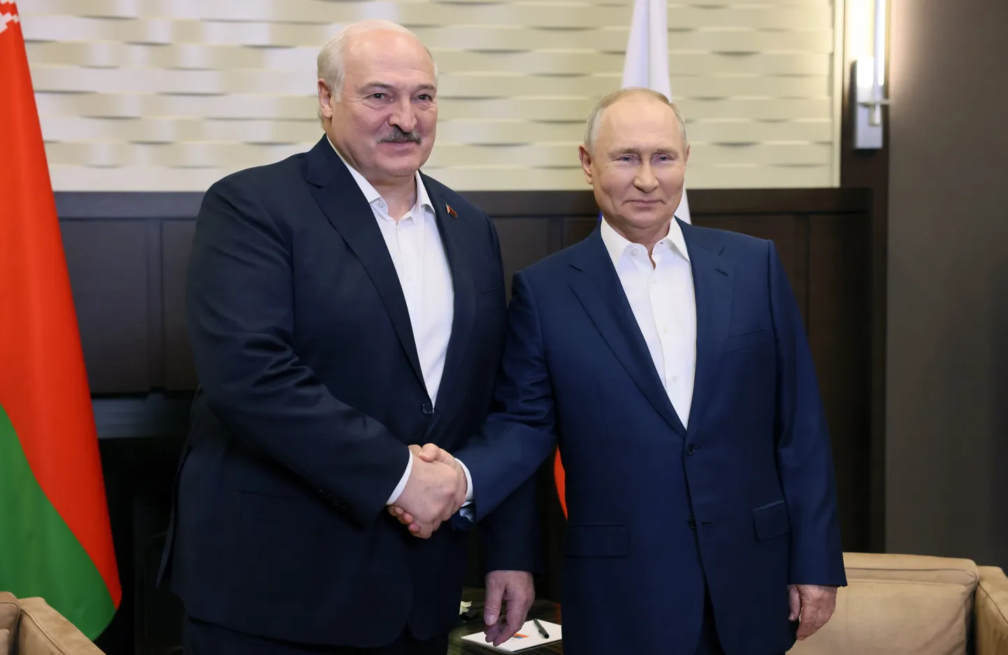 Krievijas līderis Vladimirs Putins un Baltkrievijas autokrāts Aleksandrs Lukašenko.