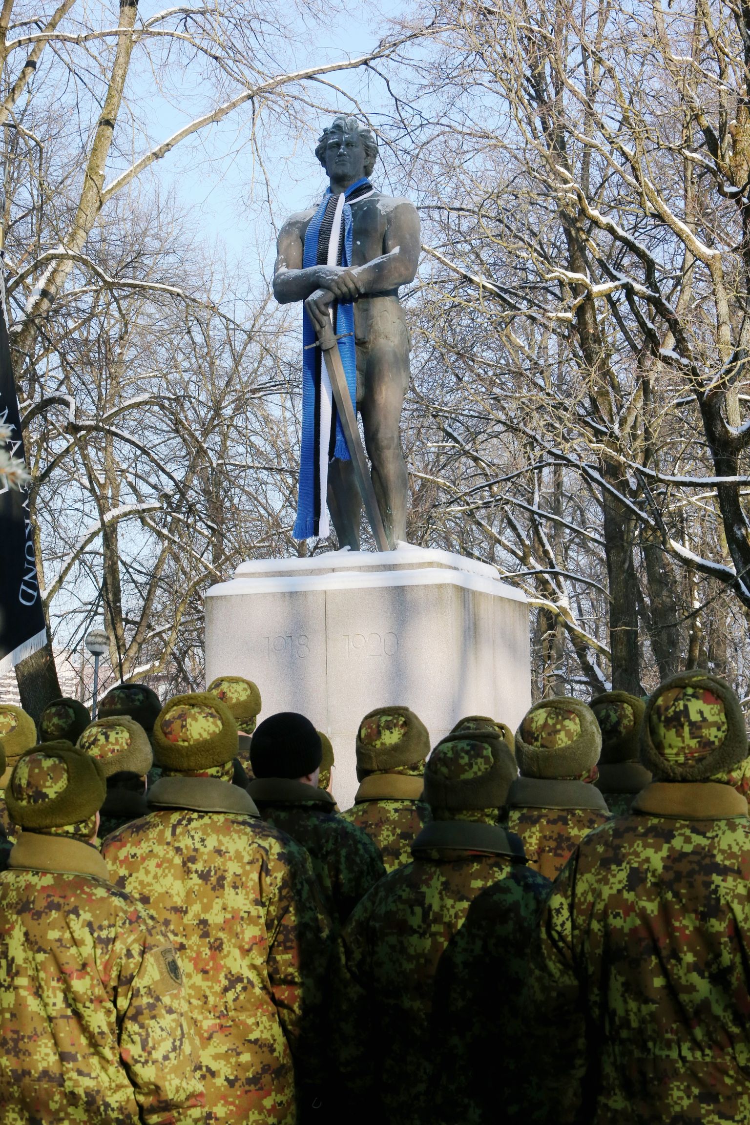 Eesti Vabariigi aastapäeva tähistamine Kalevipoja kuju juures.