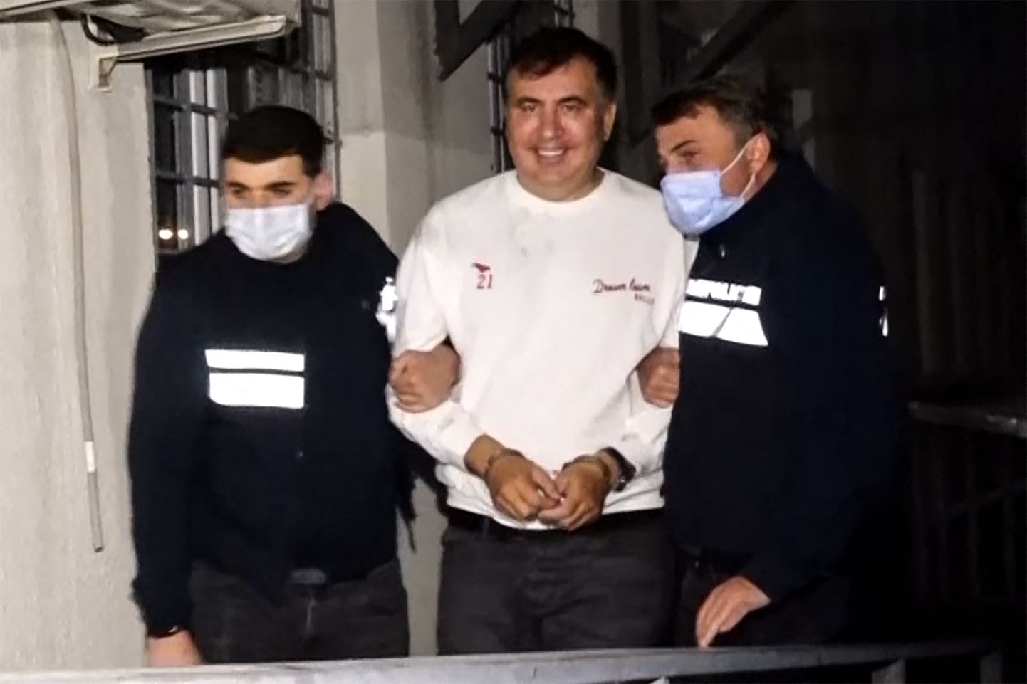 Gruusia endine president Mihheil Saakašvili politsei käevangus.