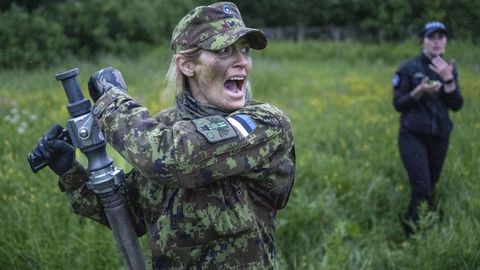 GALERII ⟩ Vihm ja raske maastik panid Naiskodukaitse koormusmatkal proovile