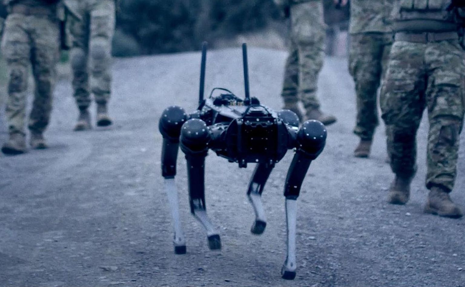 Viis jalaväelast ja robotkoer: eemalt vaadates tundub neljajalgne masin askeldavat isepäi, kuid tegelikult on see ühenduses ühe sõduriga, kes annab mõtte teel käsklusi.