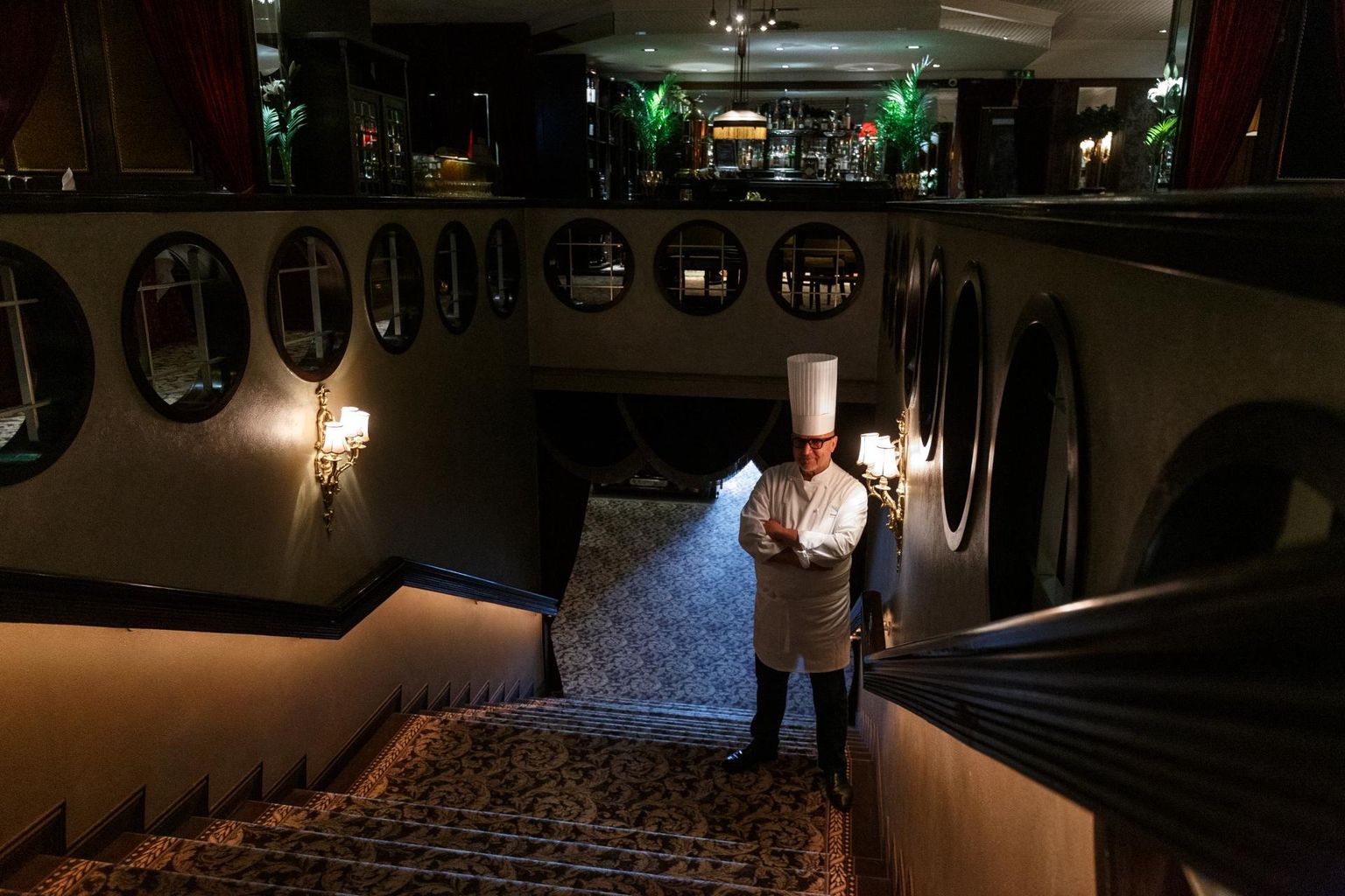 Restoran Gloria peakokk ja omanik Dimitri Demjanov oma koroonaviiruse tõttu suletud restoranis.