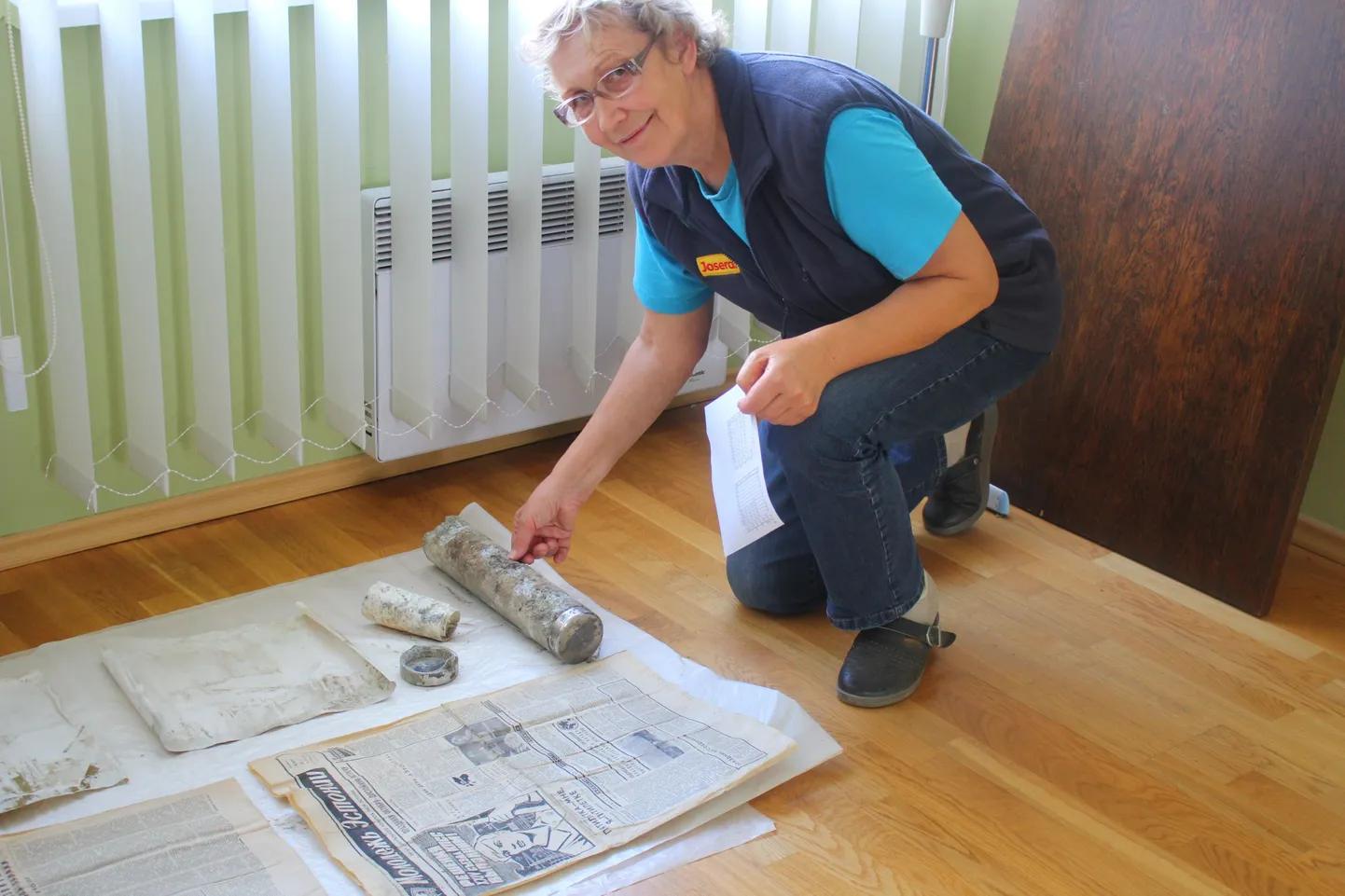 ASi Laatre Piim loomakasvatusjuht Edda Vahtramäe näitab silindris peitunud ajaloolise väärtusega leide, mis temale eelkõige nostalgilist laadi. On ta ju ise samas farmis töötanud 1975. aastast.
