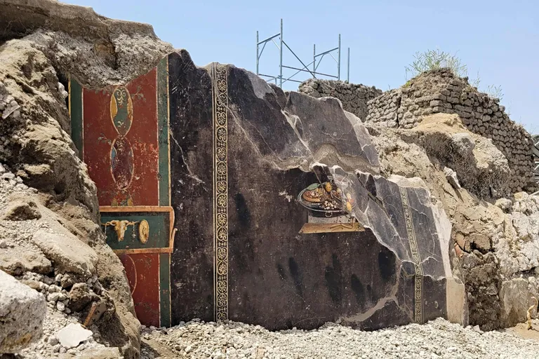 Itaalia arheoloogid leidsid Pompeis fresko, millel kujutatu meenutab pitsat