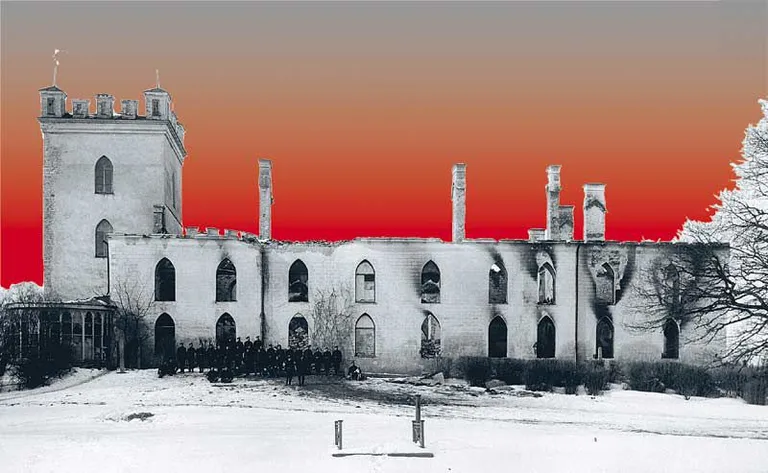 Karistussalklased 1905. aastal põletatud Koluvere mõisa ees.