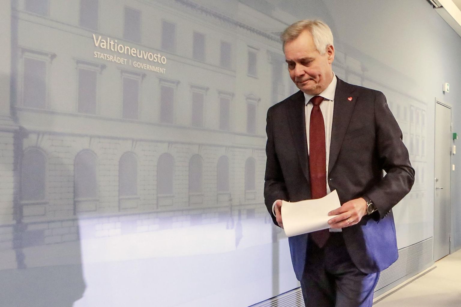 Peaminister Antti Rinne lahkub tagasiastumist selgitavalt pressikonverentsilt.