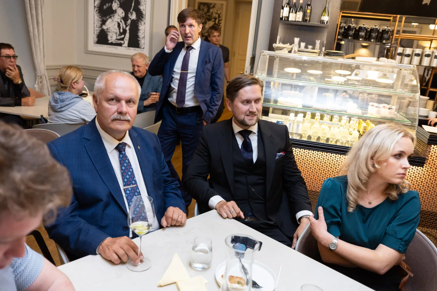 Martin Helme (seisab), lauas ees vasakult Henn Põlluaas ja Jaak Madison.