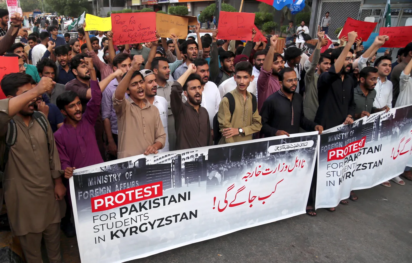 Pakistani meeleavaldajad nõuavad vägivalla lõpetamist pakistani tudengite vastu Kõrgõzstanis.
