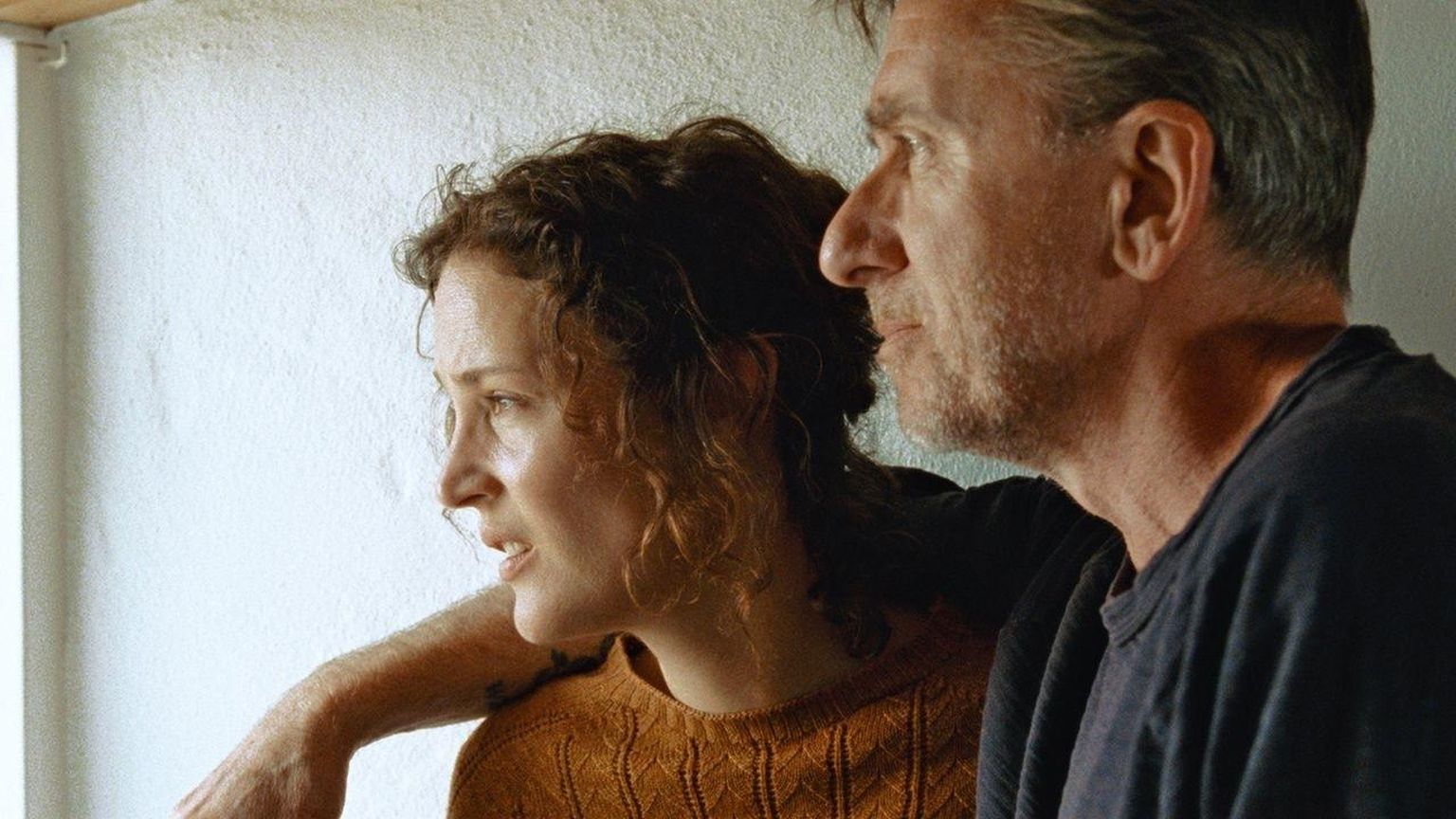 Vicky Krieps ja Tim Roth filmis «Bergmani saar», režissöör Mia Hansen-Løve.