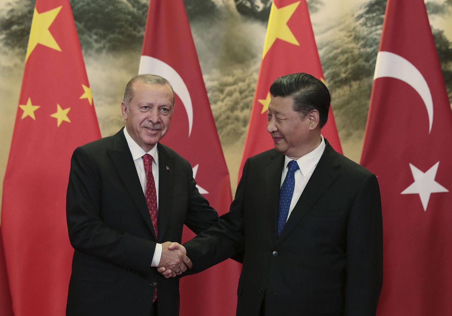 Türgi president Recep Tayyip Erdogan ja tema Hiina kolleeg Xi Jinping poolteist aastat tagasi Pekingis. Ehkki Kesk-Aasia riikide elanikud on enamasti turgi juurtega, kasvab piirkonnas Hiina mõjuvõim ja Türgi positsioonid nõrgenevad.
