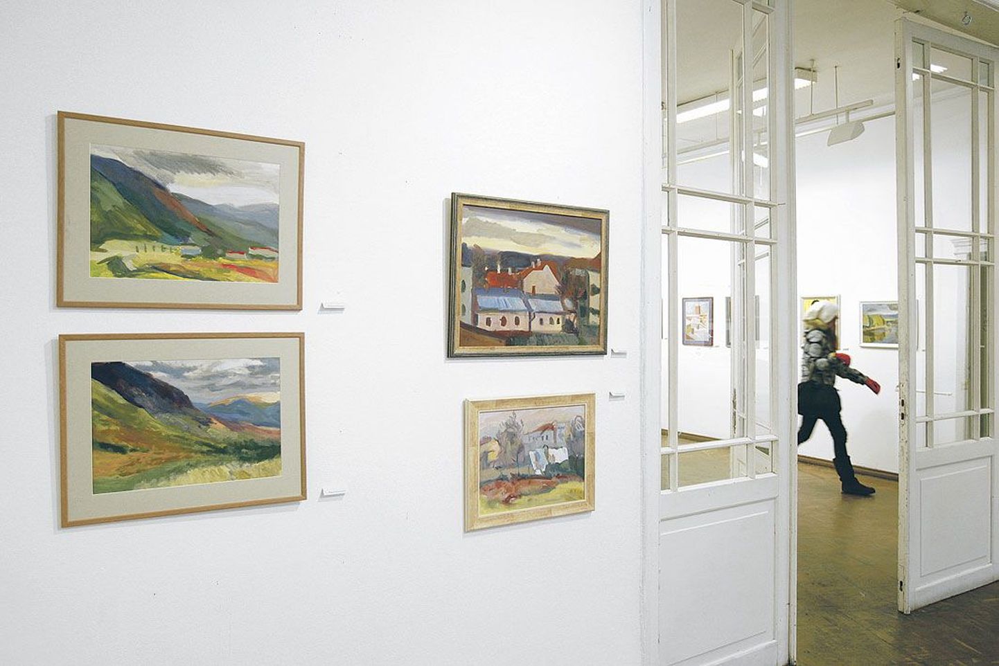 Teoseid on Tartu lastekunstikooli galerii kahes saalis. Teiste hulgas on Peeter Krosmanni (esiplaanil kaks vasakpoolset) ja Lemme Haldre (kaks parempoolset) maalid.