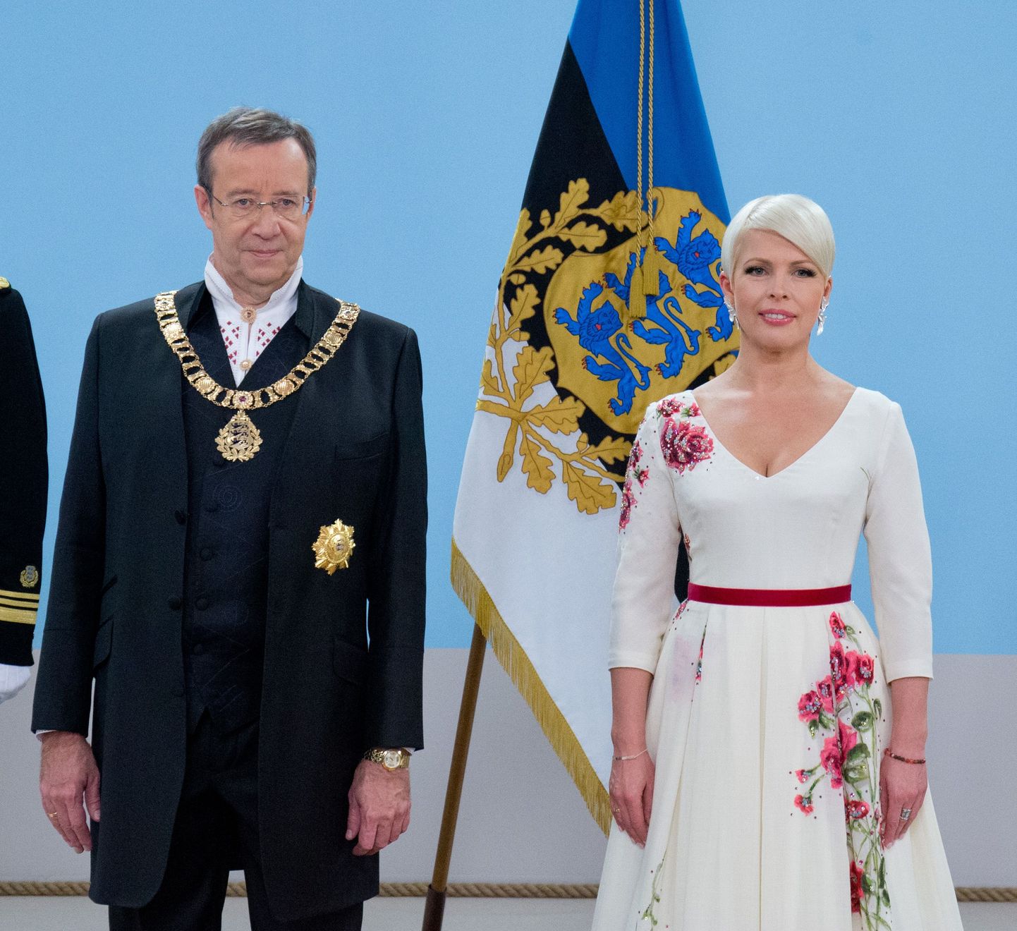 Evelin Ilves ja Toomas Hendrik Ilves 2015. aasta vabariigi aastapäeva pidulikul kätlemisel.