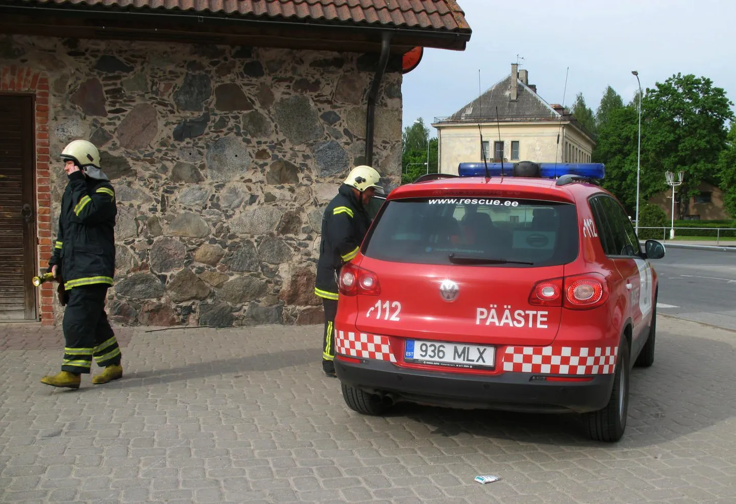 Päästeteenistus väljakutsel Tõrva Swedbanki kontori juures.