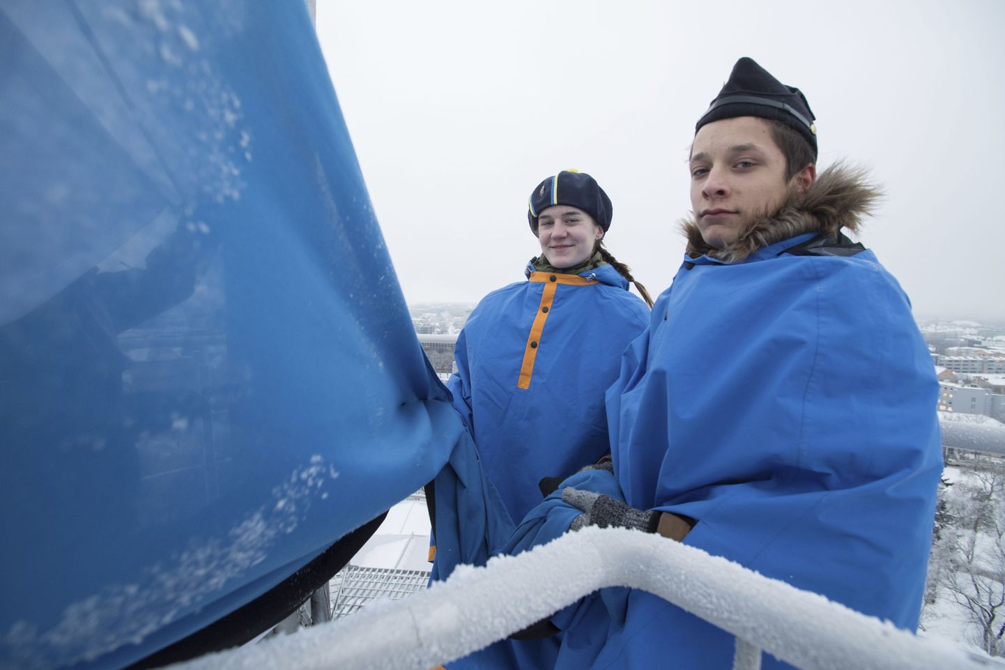 Karolina Pugal ja Oskar Lind heiskasid reede hommikul Tallinnas Eesti lipu.