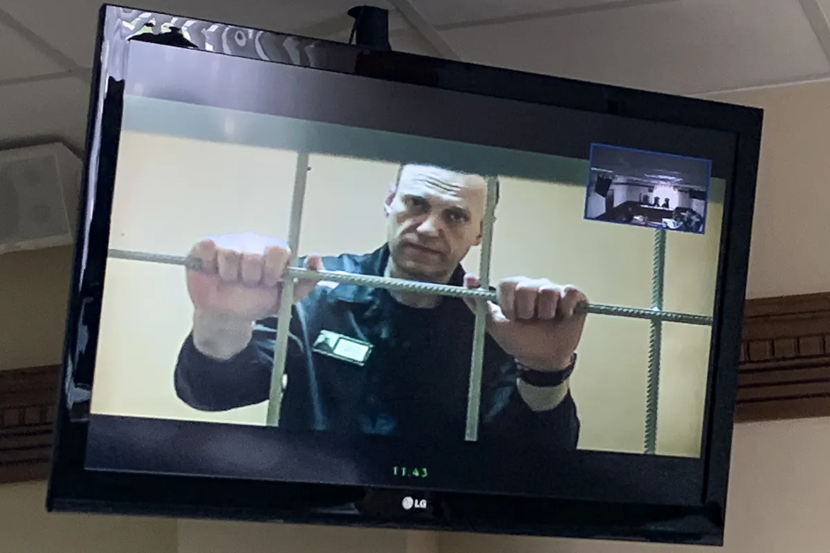 Лидер российской оппозиции Алексей Навальный выходит на связь с судом из тюрьмы по видеосвязи, Владимире, Россия, 7 июня 2022 года. В тот день суд отклонил апелляцию Навального на решение исправительной колонии о признании его «лицом, склонным к совершению преступлений террористического или экстремистского характера».