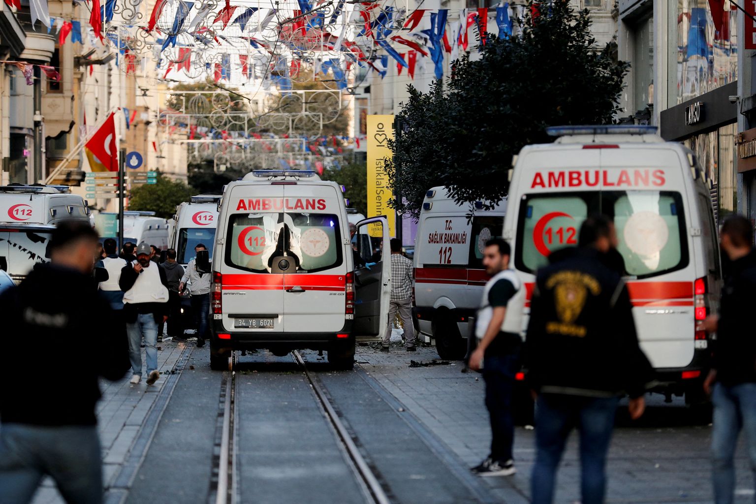 Скорая помощь в центре Стамбула, прибывшая на место происшествия после взрыва. 13 ноября, 2022.