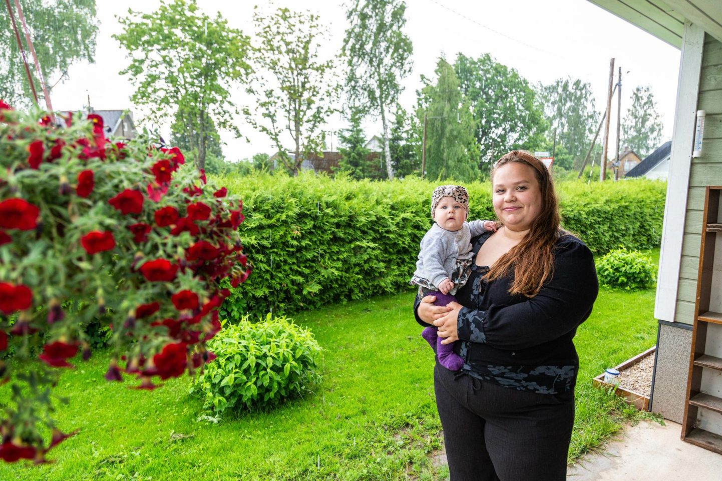 Kodukohvikute päeva ellukutsuja Kirsti-Helena Kutsar koos lapsega koduses Antslas. Siinsamas hoovis avab naine koos kaasaga tuleva kuu alguses ka oma hoovikohviku.