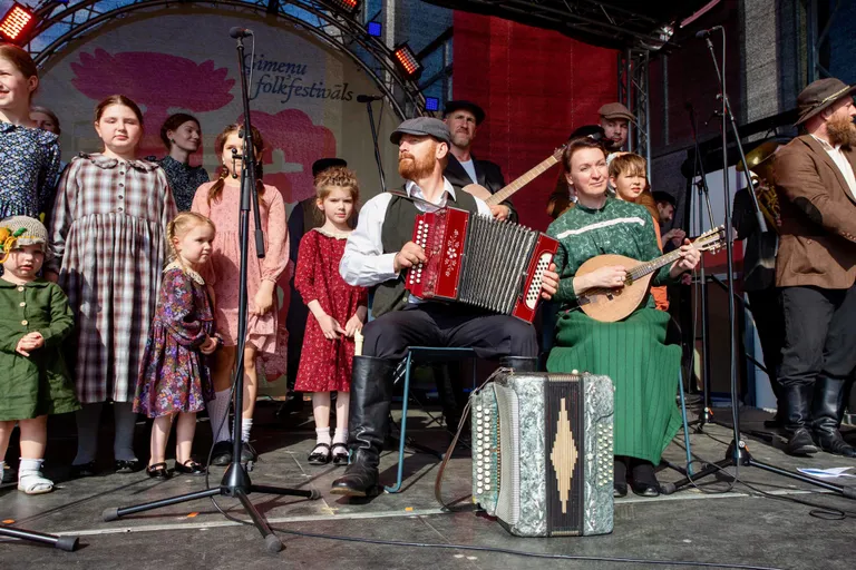 Ģimeņu folkloras festivālā "Taka" muzicē kopiena "Garataka".