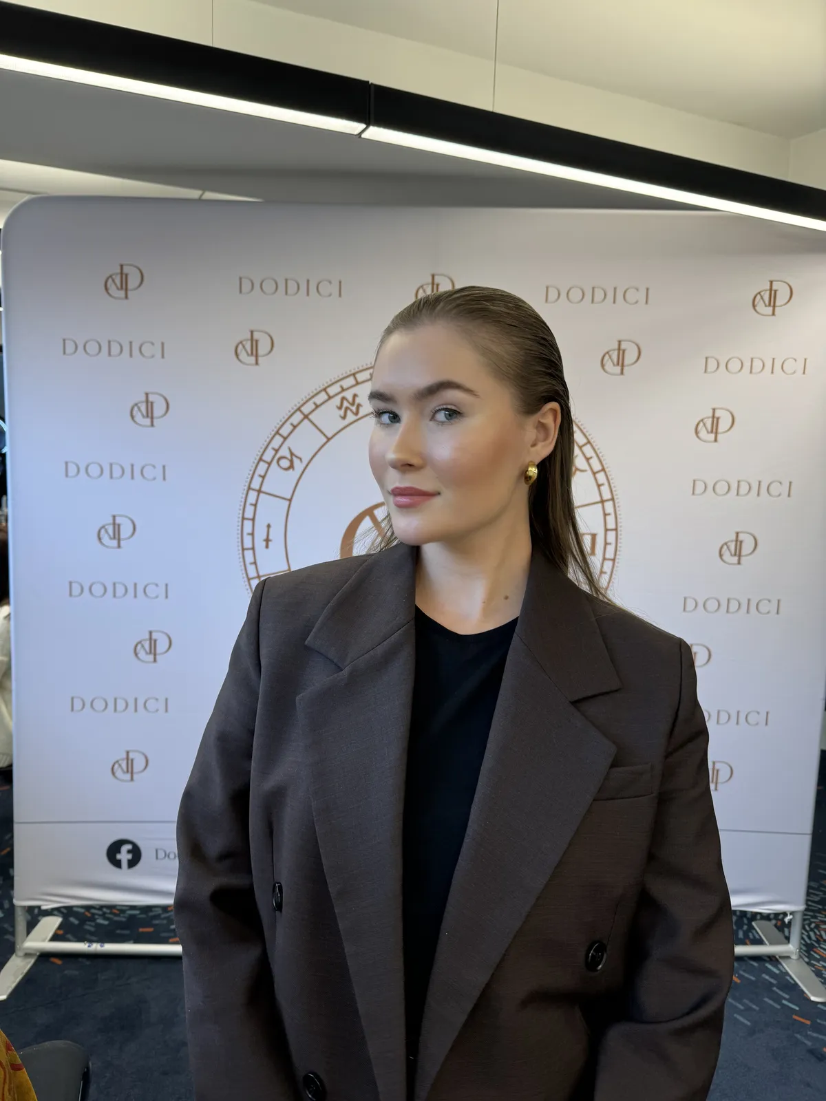 Kulmud ja silmad on kammitud ja raamitud, aga tundlikult.