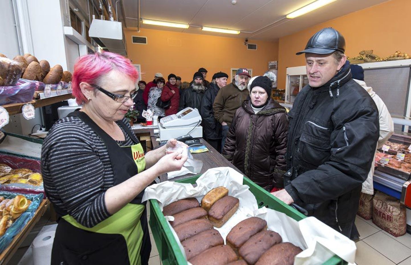 Mulgi marketis Jaani lihapoes asuvas Viiratsi Pagari müügipunktis tekkis leiva saabudes kohe ka järjekord.