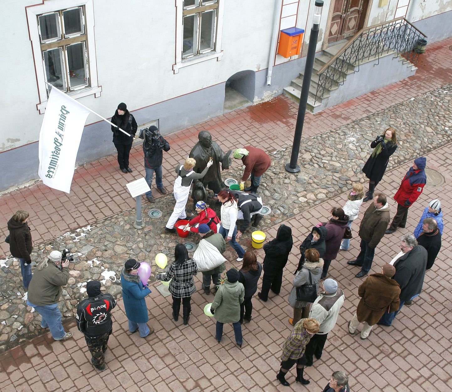 Papa Jannseni kuju pesemist uudistasid nii Pärnu Postimehe töötajad kui teisedki Rüütli tänaval jalutajad.