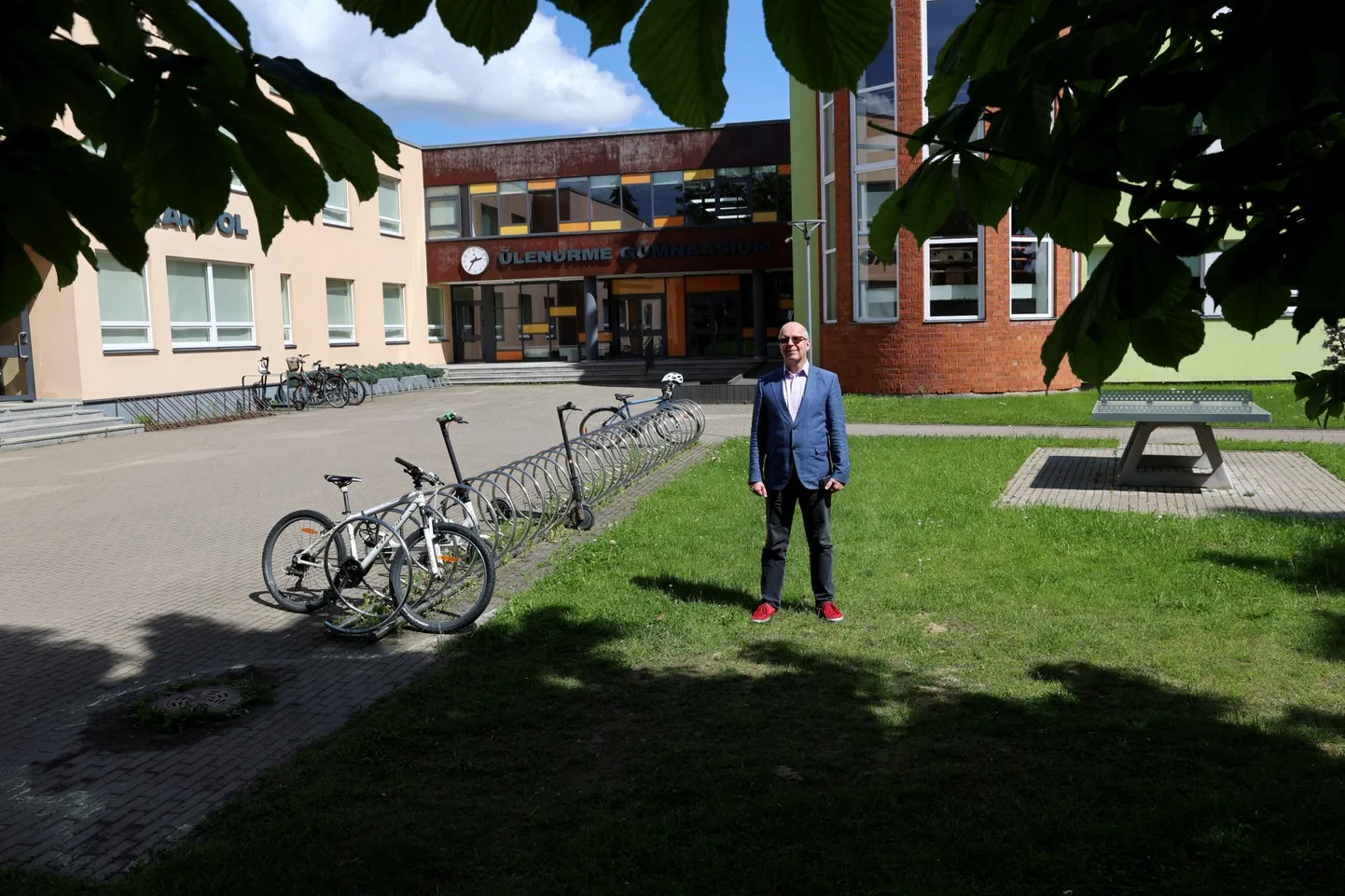 Lisaks etteheidetele soovitati vallavalitsuses 28. mail, et Ülenurme gümnaasiumi direktor Tõnu Tender kirjutaks alla töölepingu lõpetamisele poolte kokkuleppel. Koolijuht keeldus.