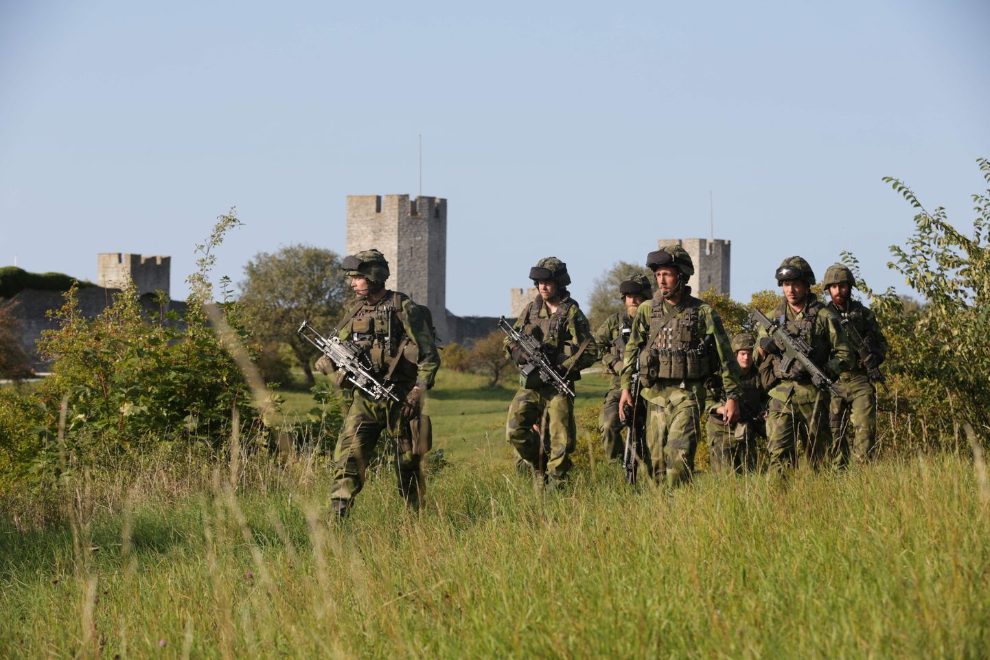 Rootsi sõjaväelased patrullimas Visbys Gotlandi saarel. Eelmise aasta hakul taastati Gotlandi rügement ning kaitsenõukogu ettepanekute kohaselt on plaanis luua Rootsi veel neli uut rügementi.