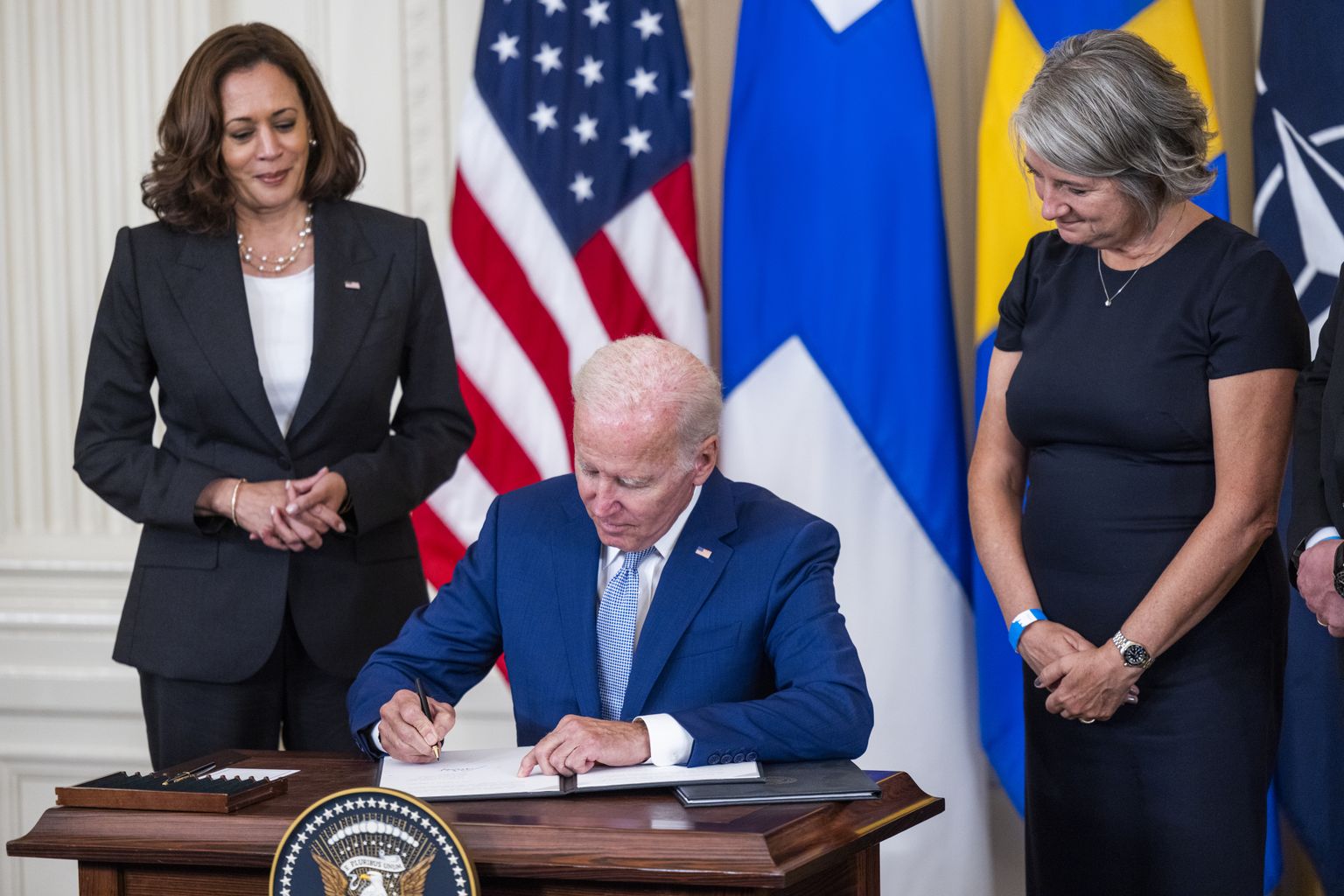 Ameerika Ühendriikide president allkirjastas teisipäeval Valges Majas Soome ja Rootsi NATO-ga ühinemise protokollid. Vasakul asepresident Kamala Harris, paremal Rootsi suursaadik USA-s Karin Ulrika Olofsdotter.