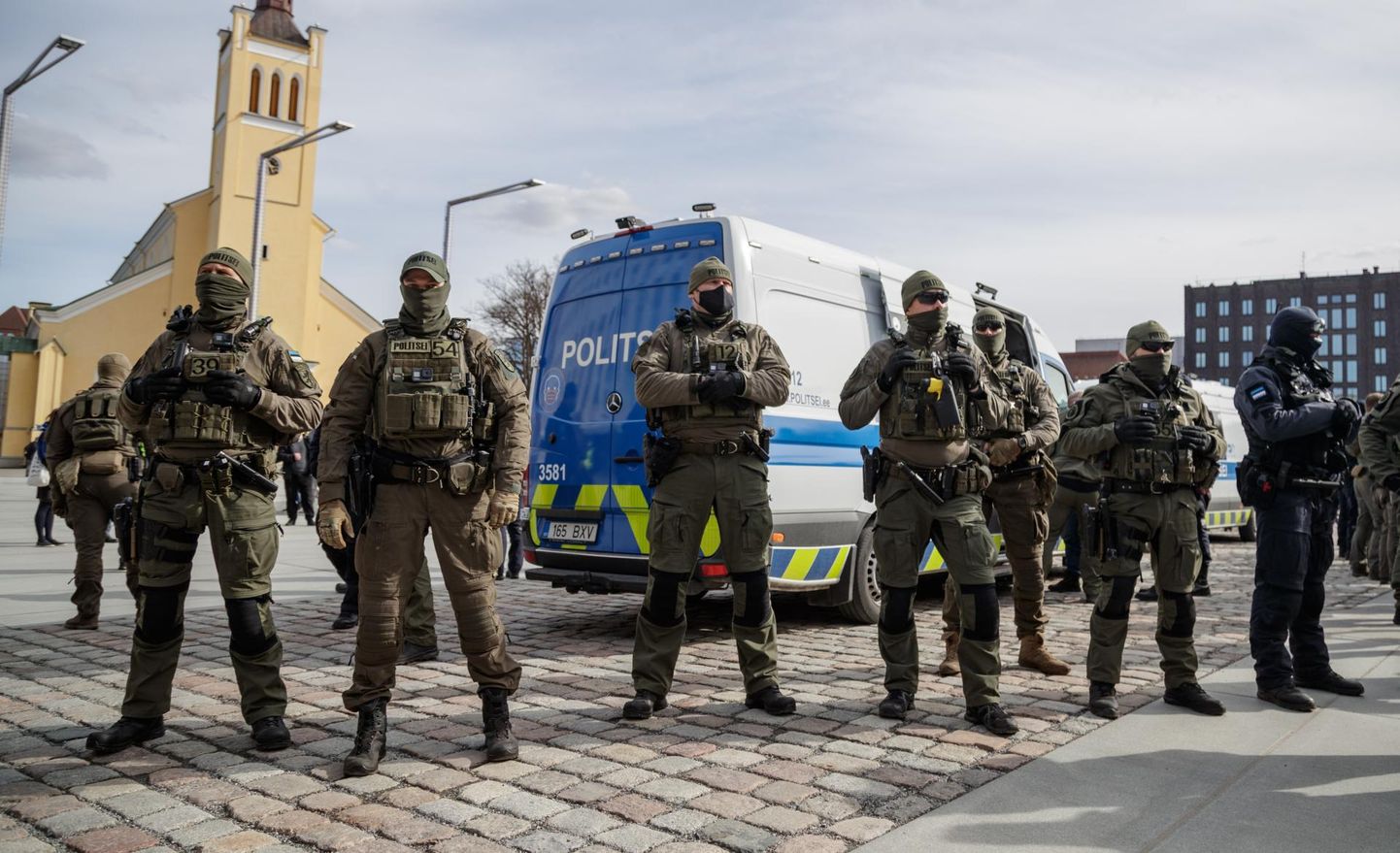 Tallinnas inimesi noaga rünnanud meest aitas taltsutada kaaskodanik, kuid vaja läks ka kiirreageerijate sekkumist. Foto on illustratiivne.