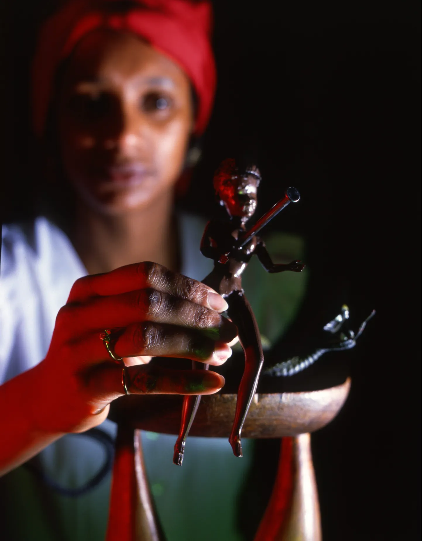Ugandas on hakatud üha sagedamini inimesi ohverdama. Fotol voodoo nukk