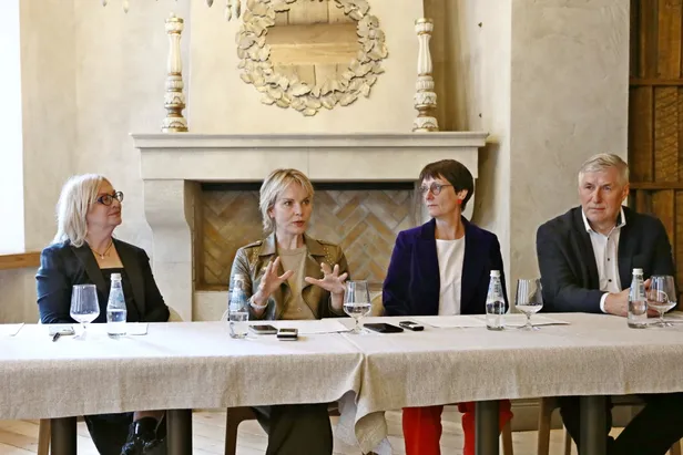No kreisās: producēšanas kompānijas "ART Forte" vadītāja Jūlija Ločmele, operdziedātāja Elīna Garanča, Jūrmalas pilsētas administrācijas Kultūras nodaļas vadītāja Agnese Miltiņa un "Elektrum" korporatīvo klientu vadītājs Didzis Zālītis.
