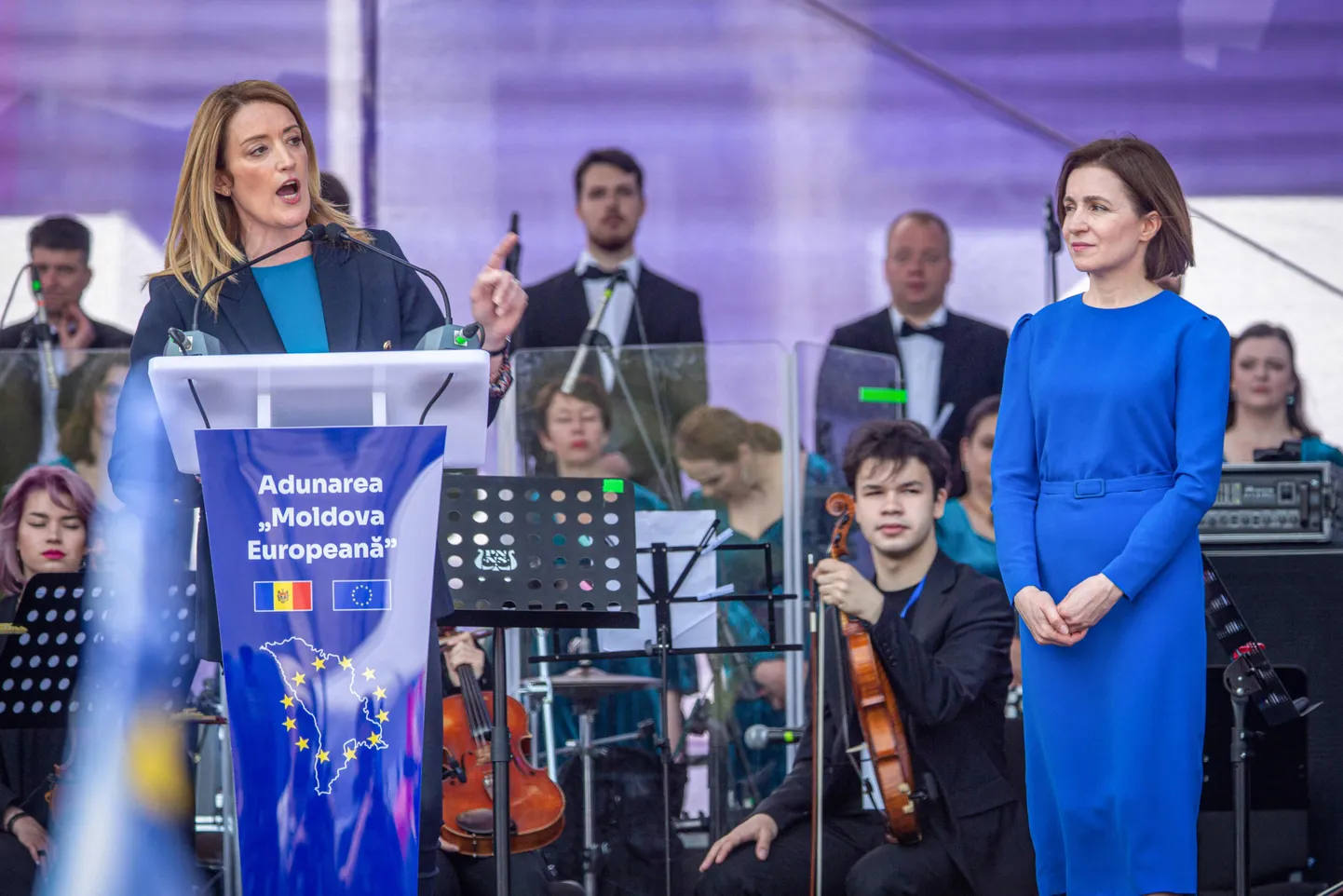 Euroopa Parlamendi president Roberta Metsola (vasakul) ja Moldova riigipea Maia Sandu (paremal) 21. mail meeleavaldusel Chișinăus.