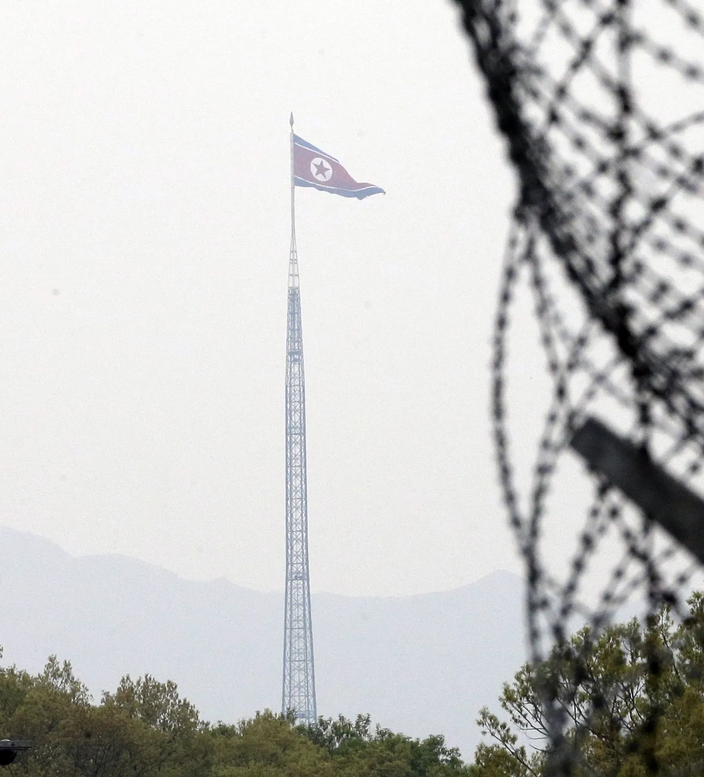 Tohutult suur Põhja-Korea lipp lehvib 160 meetri kõrguse torni otsas piiriküla Panmunjomi lähistel.