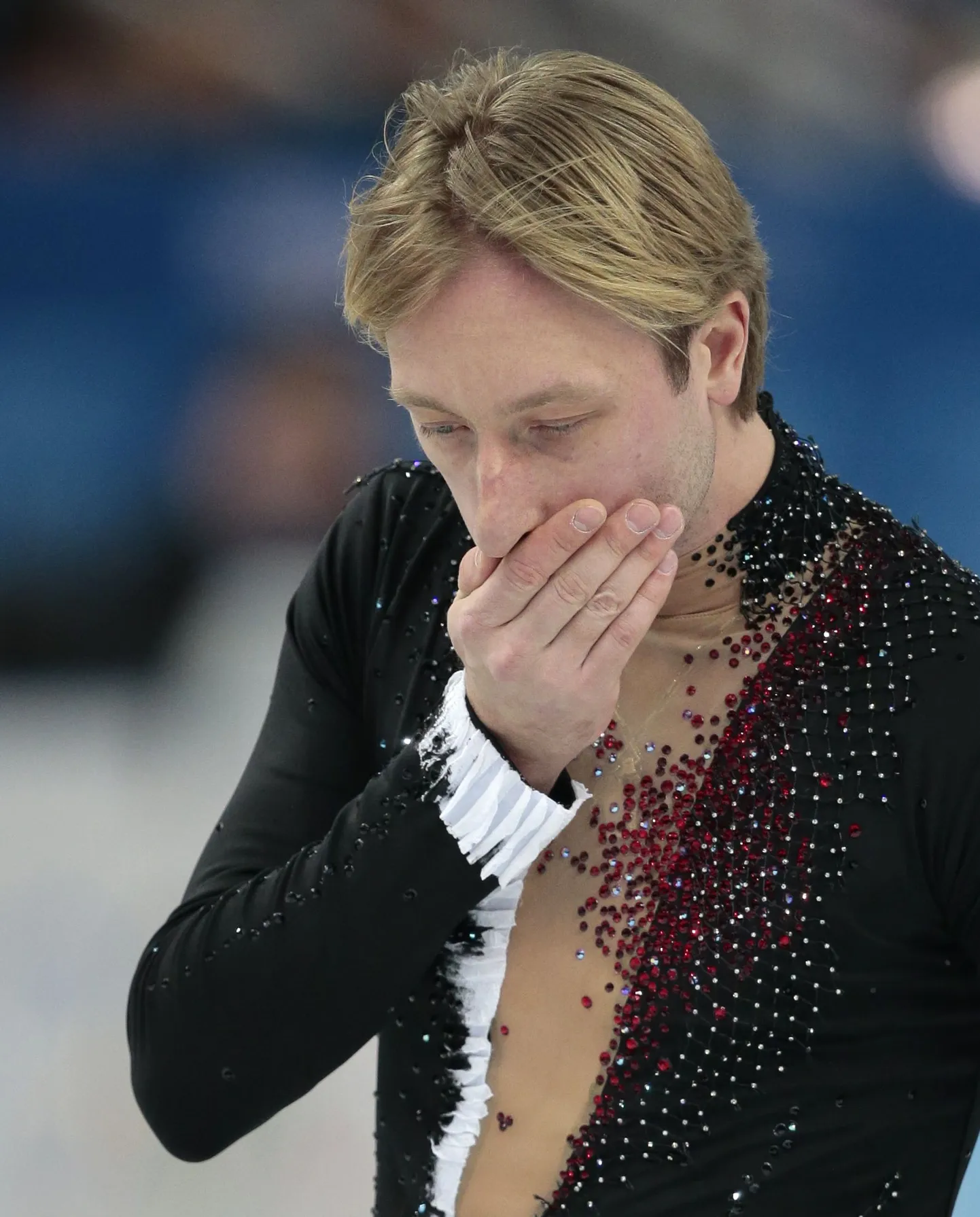 Evgeni Plushenko of Russia leaves the ice after pulling out of the men's short program figure skating competition due to illness at the Iceberg Skating Palace during the 2014 Winter Olympics, Thursday, Feb. 13, 2014, in Sochi, Russia. (AP Photo/Ivan Sekretarev) / TT / kod 436
