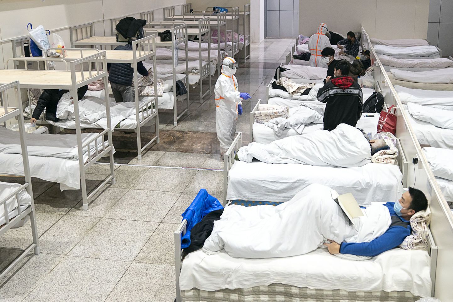 Koroonaviirusesse nakatunud Wuhanis näitusekeskusesse rajatud ajutises haiglas.