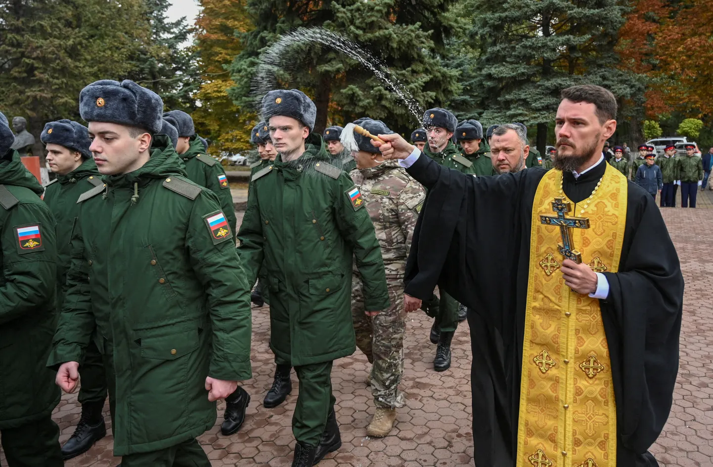 Православный священник благословляет российских призывников, отправляющихся к местам службы, Батайск, Ростовская область, 20 октября 2024 года.