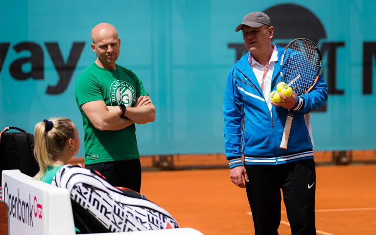 Anett Kontaveit istumas, Ain Suurthal (paremal) ja füsioterapeut Tarmo Tiits.