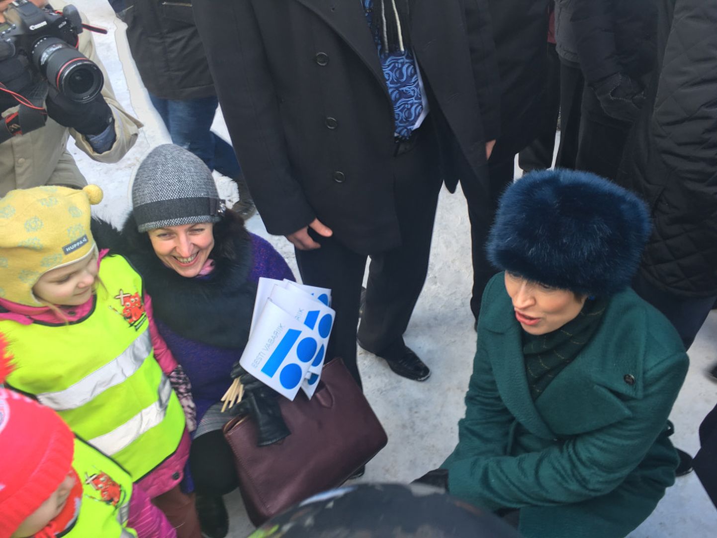 Kersti Kaljulaid koos Narva laste ja nende vanematega.
ILJA SMIRNOV