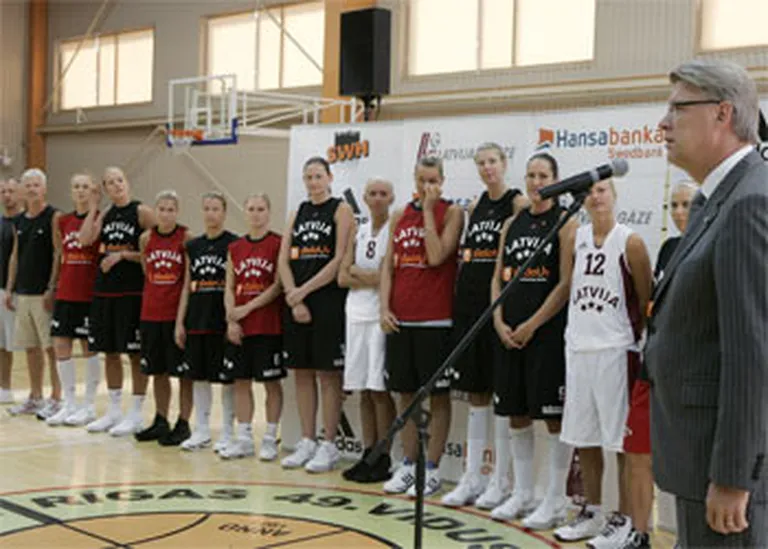 Valsts prezidents Valdis Zatlers (pirmais no labās) uzrunā Latvijas sieviešu basketbola valstsvienību pirms došanās uz Pekinas Olimpiskajām spēlēm.