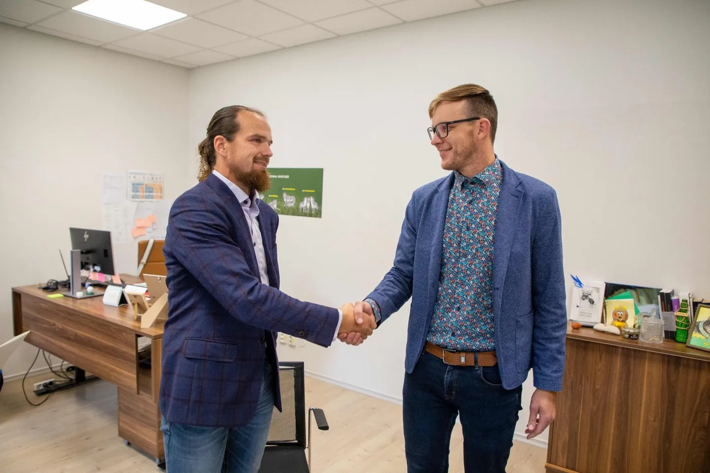 Möödunud nädalal allkirjastatud koalitsioonileppe järgi vahetab Arto Saar (vasakul) vallavanema kohalt välja Rait Pihelga. Neljapäeval tuleval istungil teeb Saar volikogule ettepaneku maksta Pihelgale 18 000 eurot hüvitist ja lisatasu.