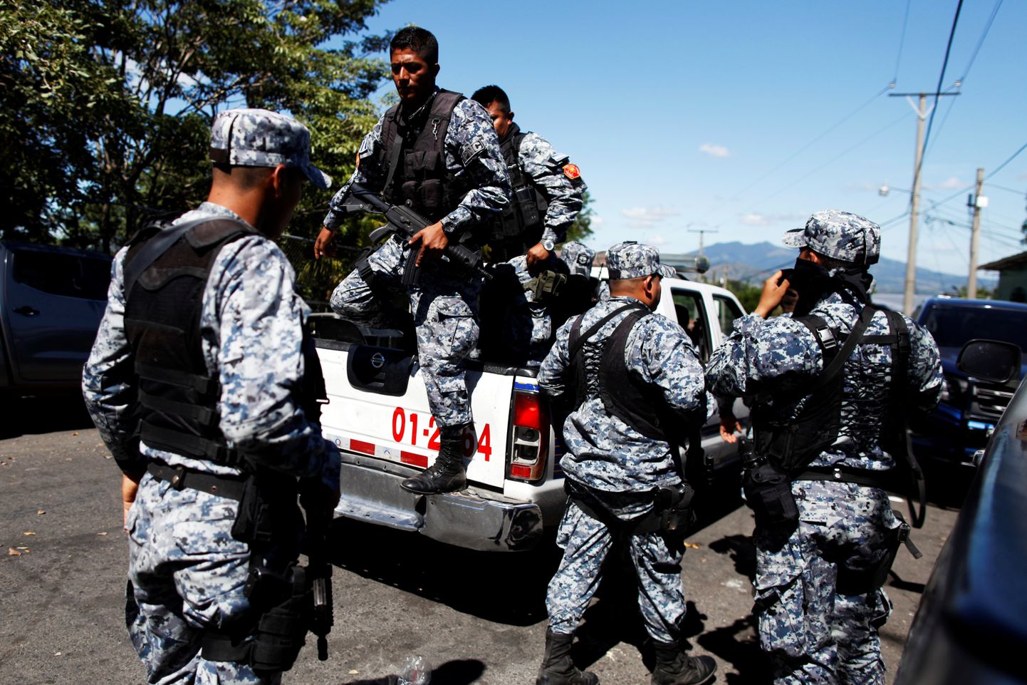 El Salvadori politseinikud saabuvad narkojõukude kuriteopaigale.