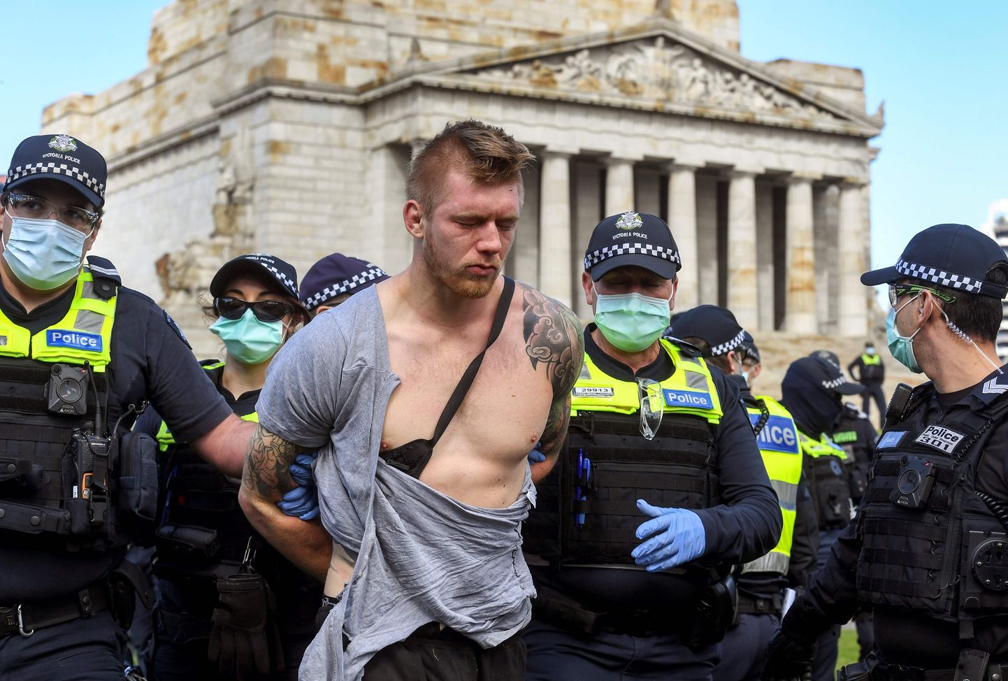 Politsei võttis Melbourne'is koroonapiirangute vastasel meeleavaldusel kinni paarkümmend protestijat.