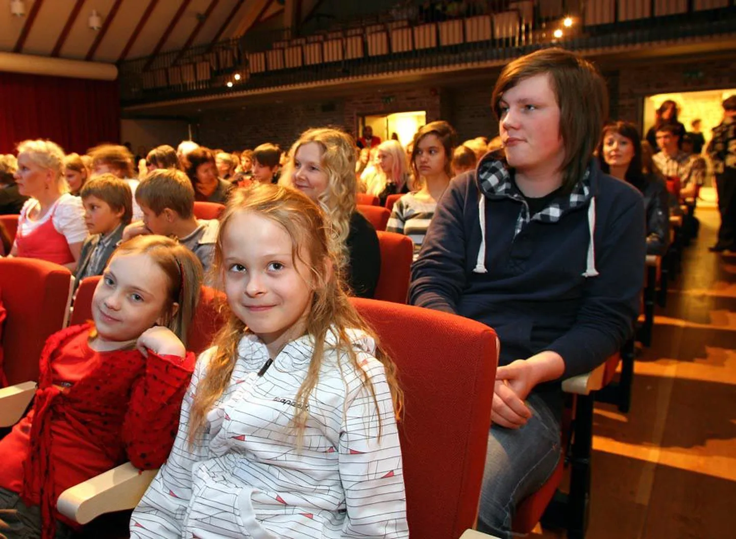 Publiku hulgas oli igas vanuses õpilasi.