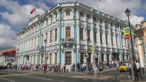 У посольства Белоруссии в Москве километровые очереди