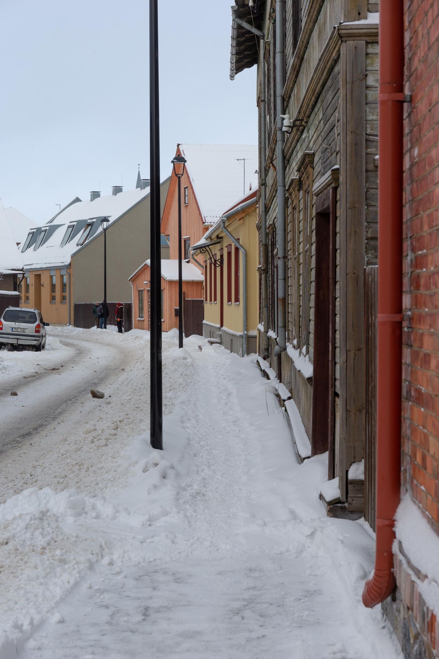 Mitmel pool Viljandis jätab majaga piirneva kõnnitee hooldamine soovida.