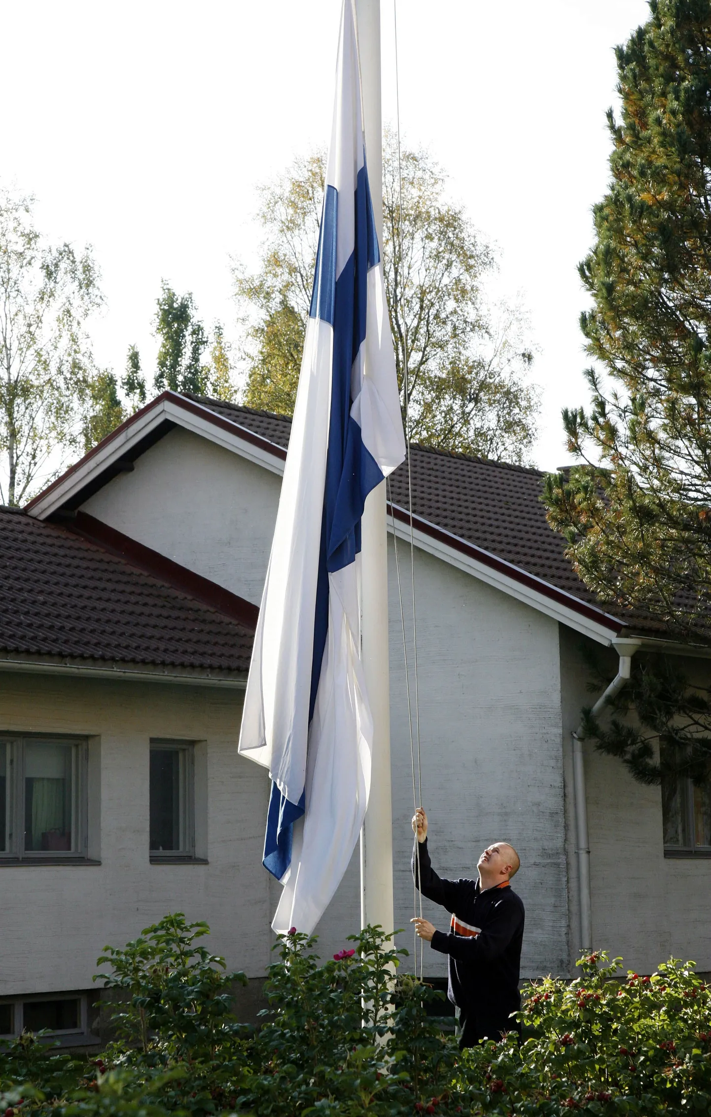 Kauhajoe linnavalitsuse ette heisati leinalipp juba eile.