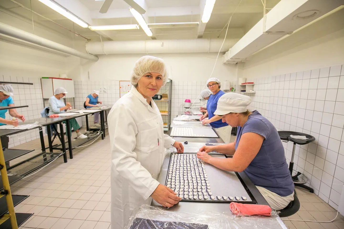 Türi vallas tegutseva martsipanitootja Convi Food Sweetsi juht Anu Zinovjev (esiplaanil).