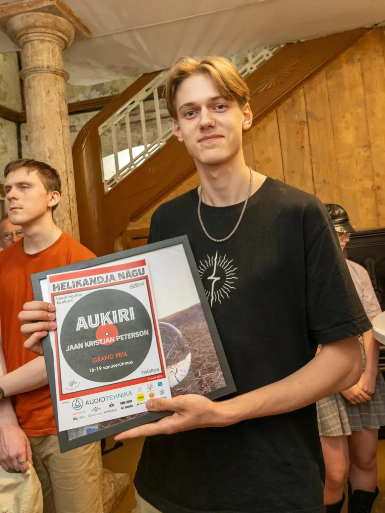 Lihula mõisas avatud näitusel "Helikandja nägu" saab uudistada, milliseid vinüülplaatide kujundusi on noored loonud.