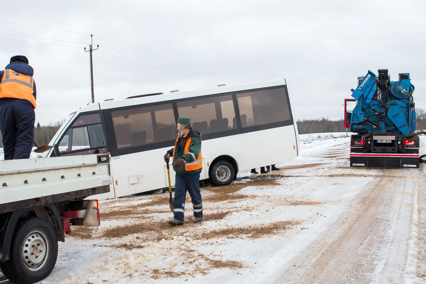 Teisipäeval jäi üks Automeni buss kraavi kolmeks tunniks kinni. Täna selliseid õnnetusi juhtunud ei ole.