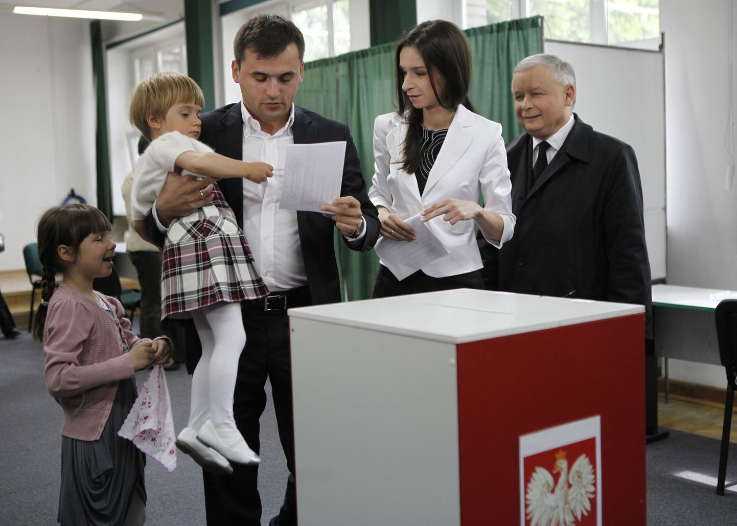Lech Kaczyński pere 2010. aastal valimiskasti juures: tütar Marta ja tütretütred Ewa (vasakul) ja Martyna, väimees Marcin Dubieniecki ning kadunud presidendi kaksikvend Jaroslaw Kaczyński.